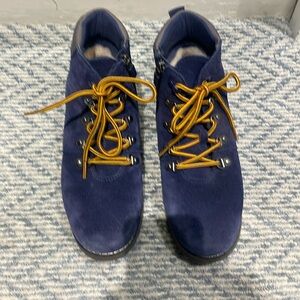 Boys Navy Ugg Boots. SIZE 4. Lace up and zipper inside.  3M Thinsulate Worn Once